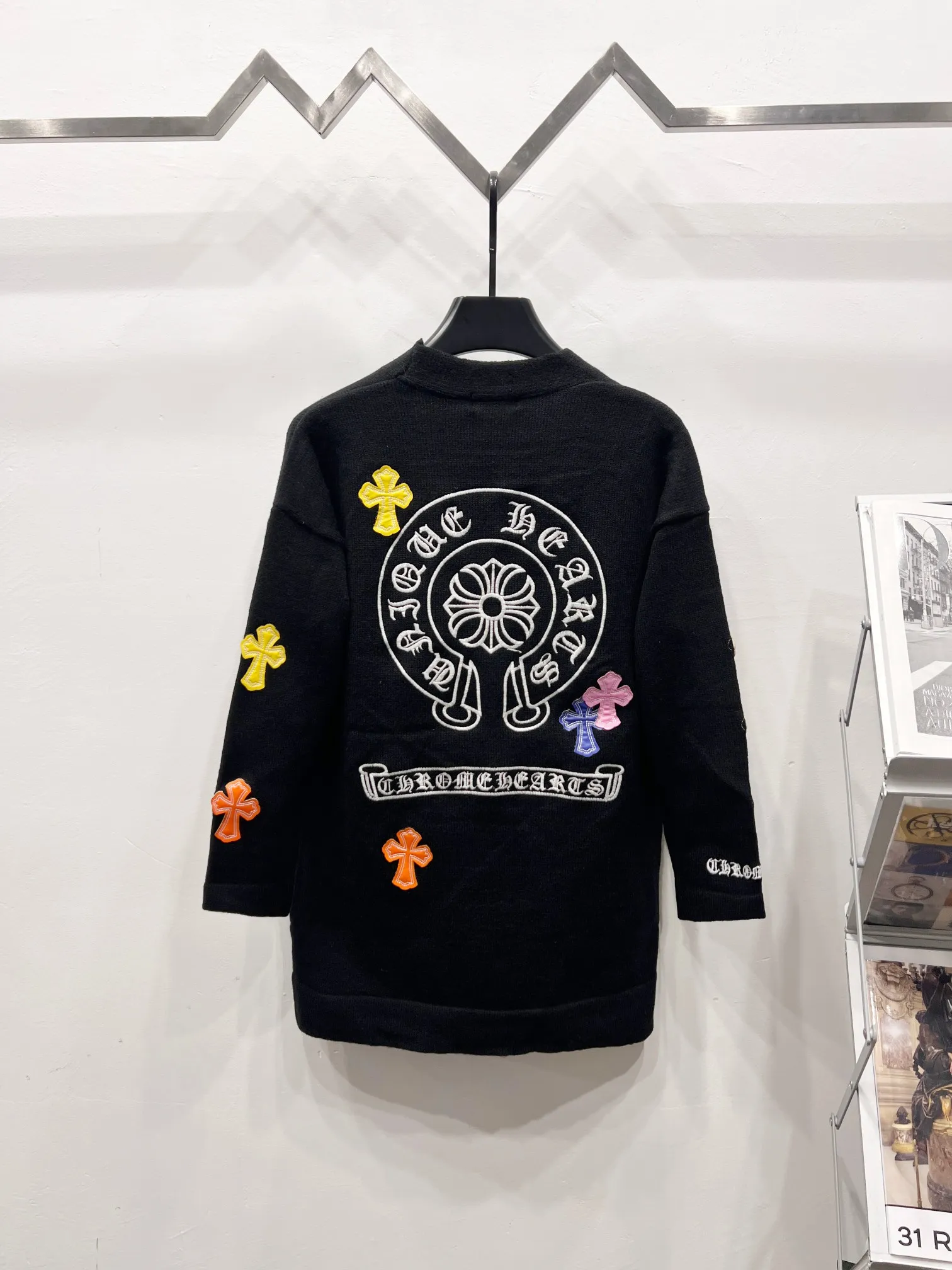 P250 model number: (Q031) -Chrome Hearts/Chrome Hearts colorful cross-veneer cardigan jacket sweater. High weight, high density and high quality. The wool is soft, delicate and skin-friendly. Soft and silky to the touch. Excellent warmth and skin-friendly properties. Custom-woven and dyed. No color difference. No matter the fabric or workmanship details, it is better than the ordinary version on the market. -The hardware zipper accessories are all customized and full of details. Crow autumn and winter super heavy embroidery ➕ positioning leather label long-sleeved knitted cardigan lazy outer wear mid-length sweater -Colour: black white Size: S M L